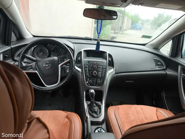 Opel Astra J 2012 · 1.4 MT