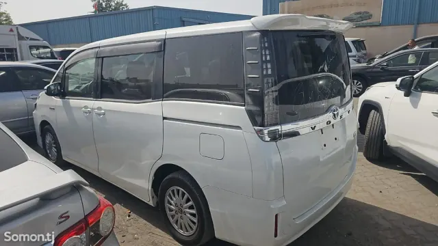 Toyota Voxy 2014 · AT