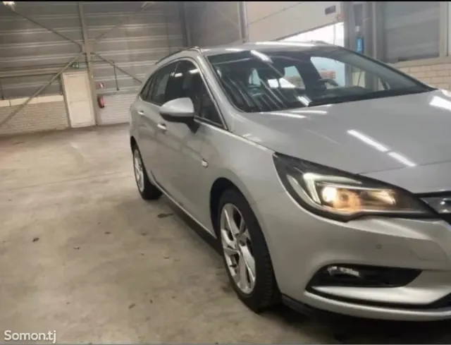 Opel Astra K 2017 · 1.0 MT