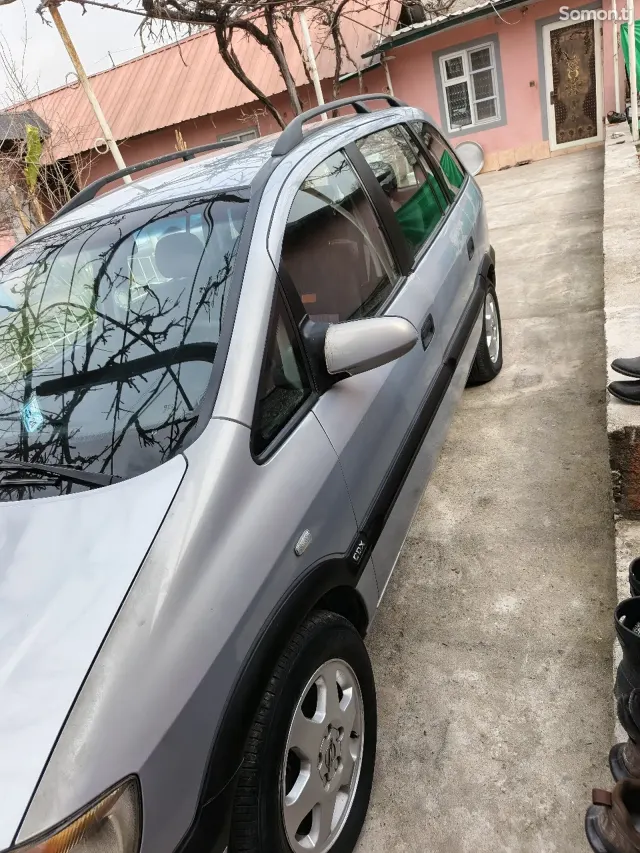Opel Zafira 1999 · 1.8 MT