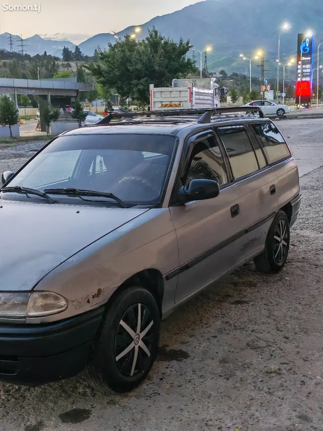 Opel Astra F 1995 · 1.6 MT