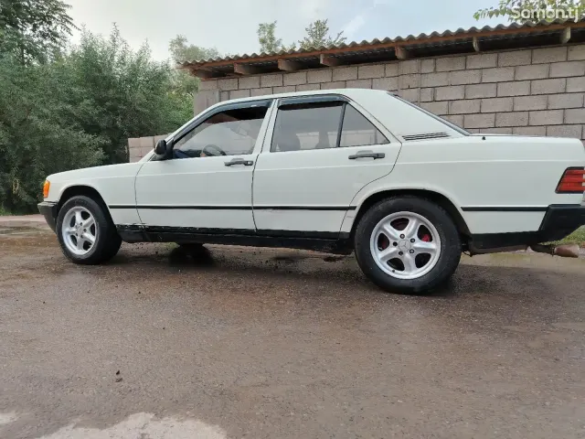 Mercedes-Benz W201 1988 · 1.8 MT