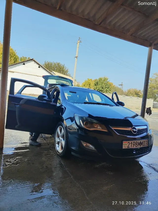 Opel Astra J 2010 · 1.6 AT