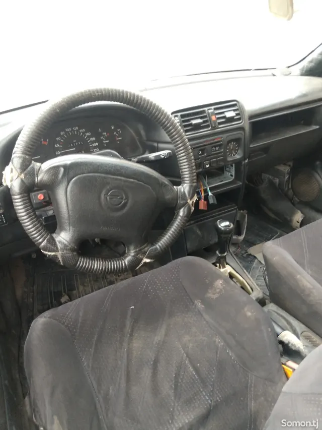 Opel Vectra A 1994 · 1.6 MT