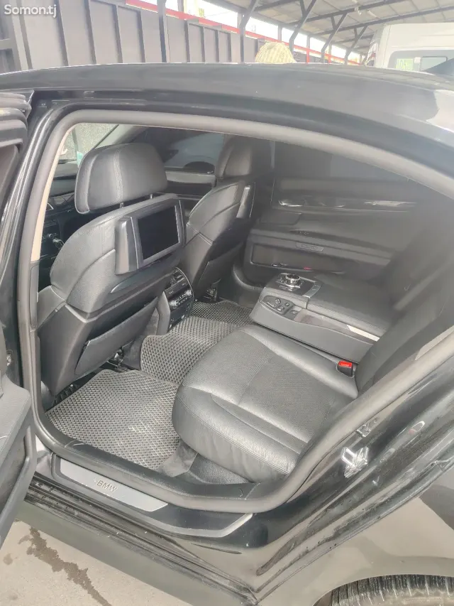 BMW 7 series 2012 · 4.4 AT