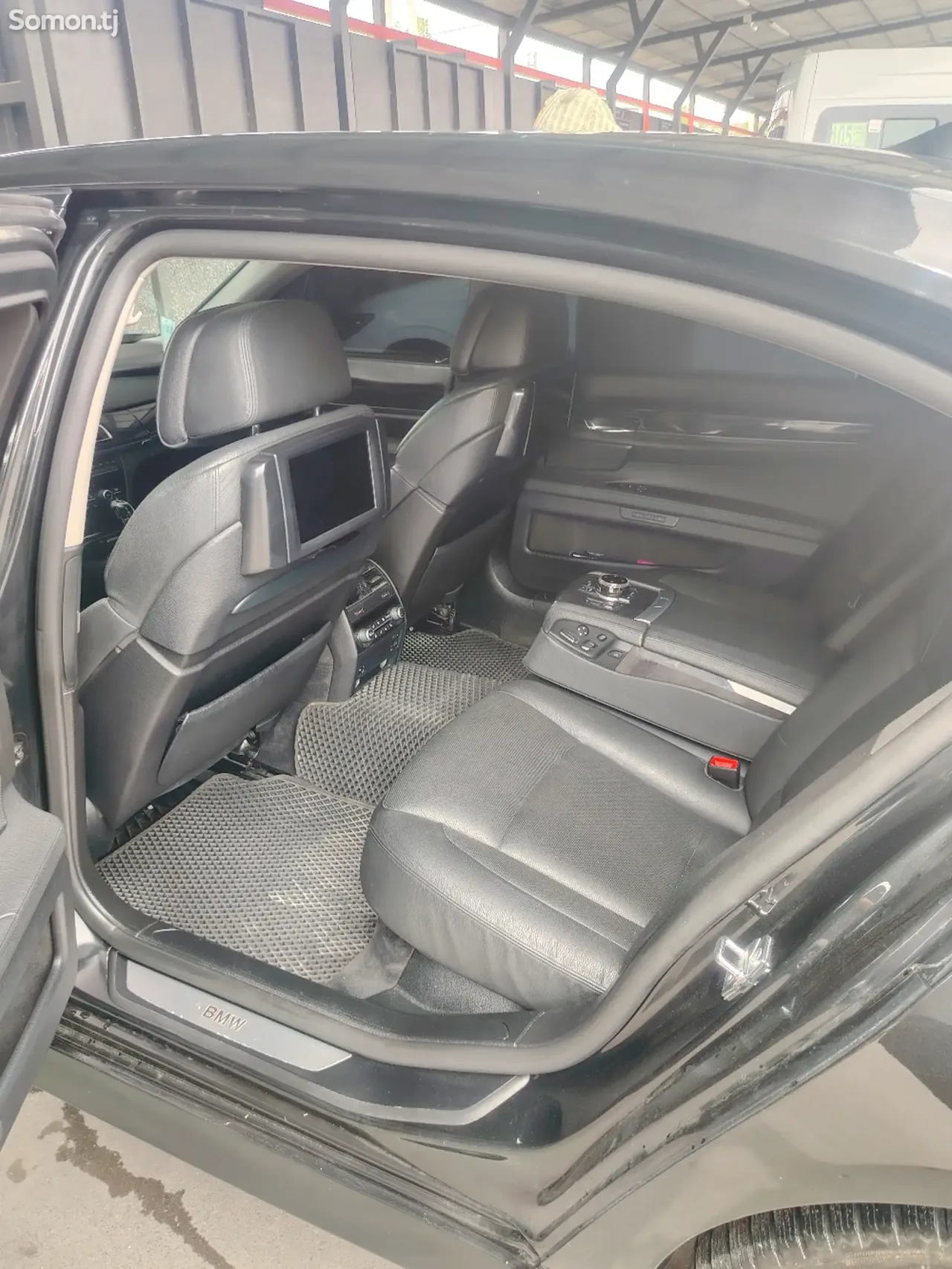 BMW 7 series 2012 · 4.4 AT