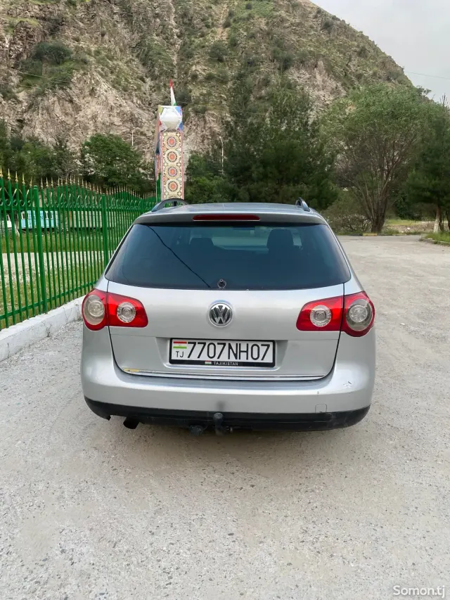 Volkswagen Passat 2006 · 2.0 MT