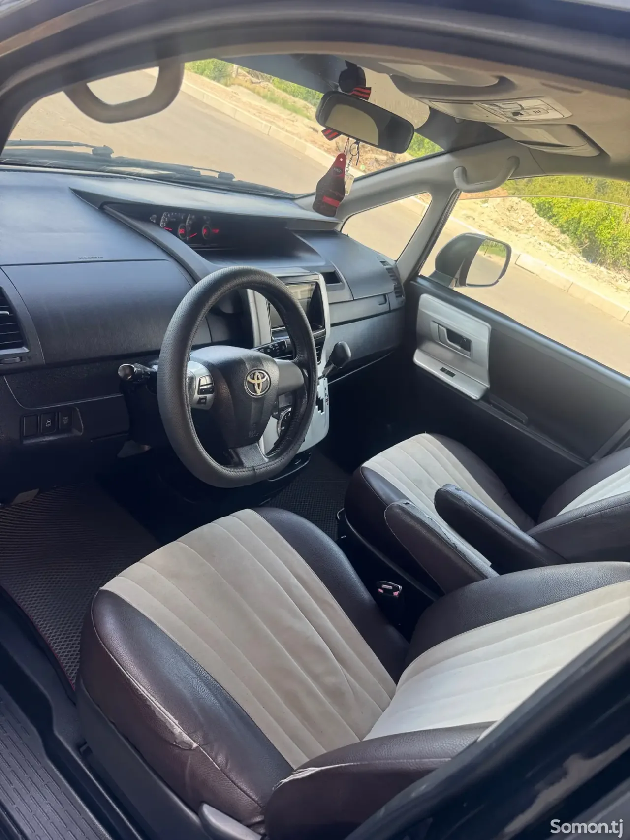 Toyota Voxy 2010 · 2.0 AT
