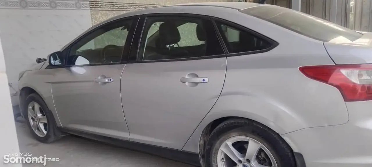 Ford Focus 2012 · 1.6 AT
