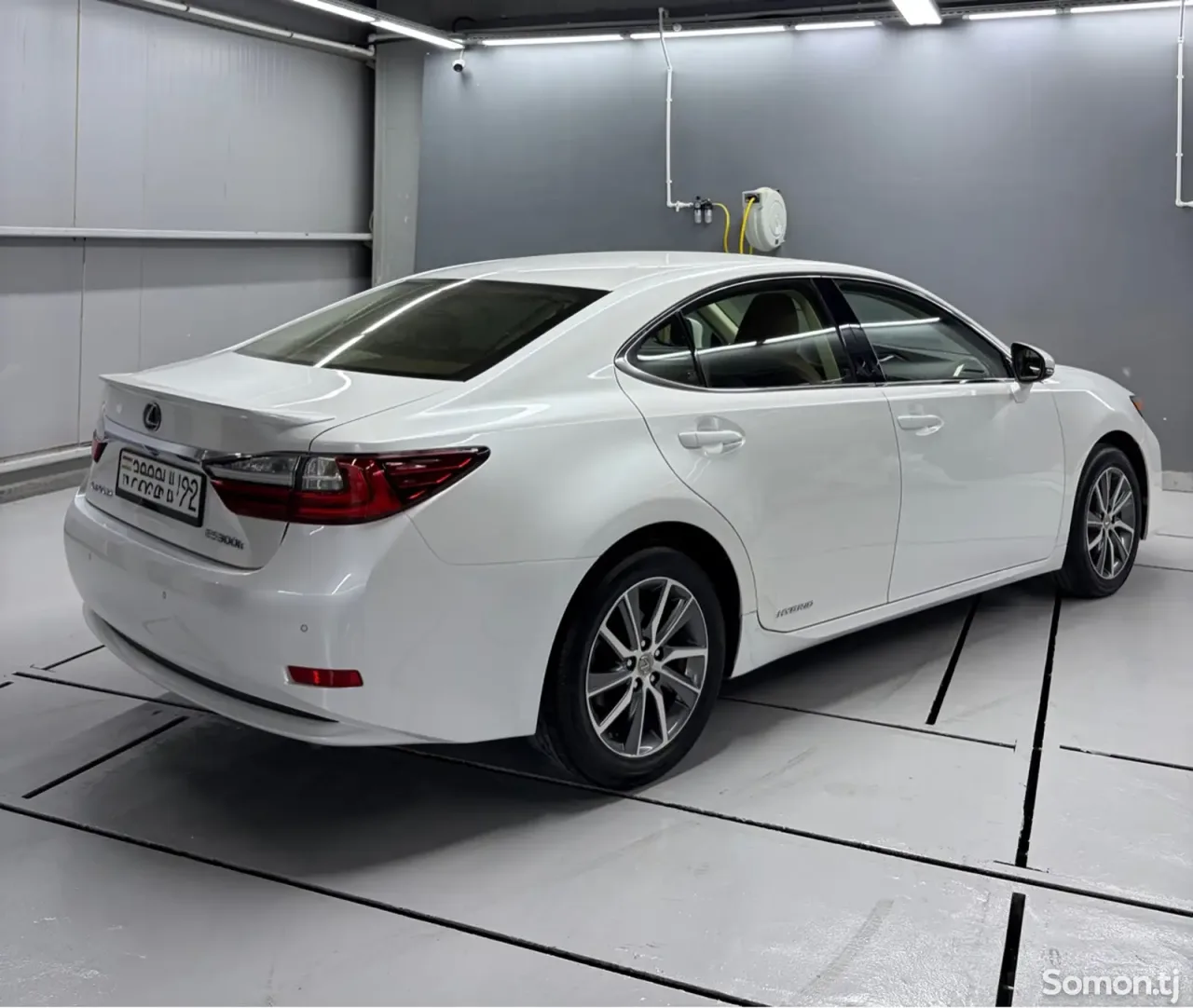 Lexus ES series 2017 · 2.5 AT