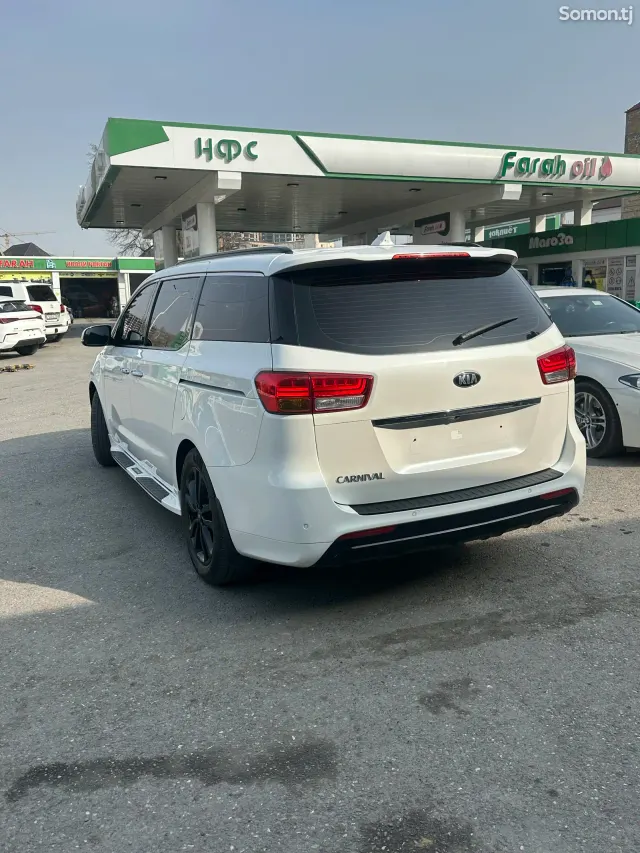Kia Carnival 2015 · 2.2 AT