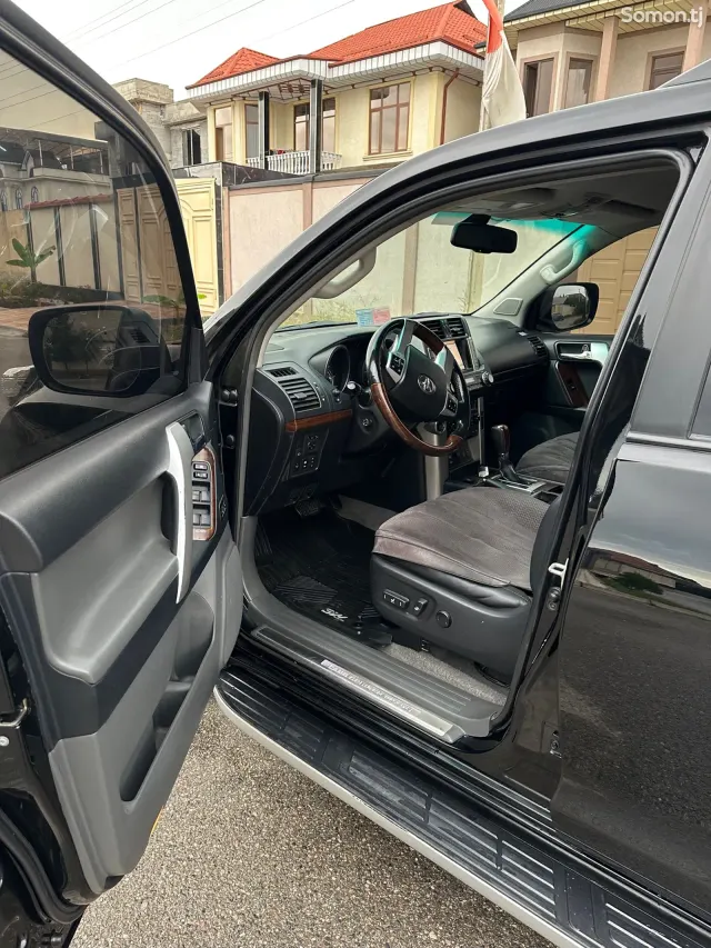 Toyota Land Cruiser Prado 2013 · 4.0 AT