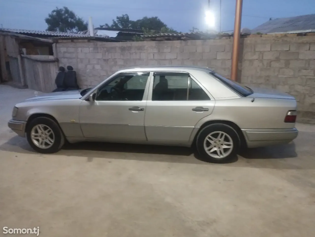 Mercedes-Benz W124 1995 · 2.0 MT