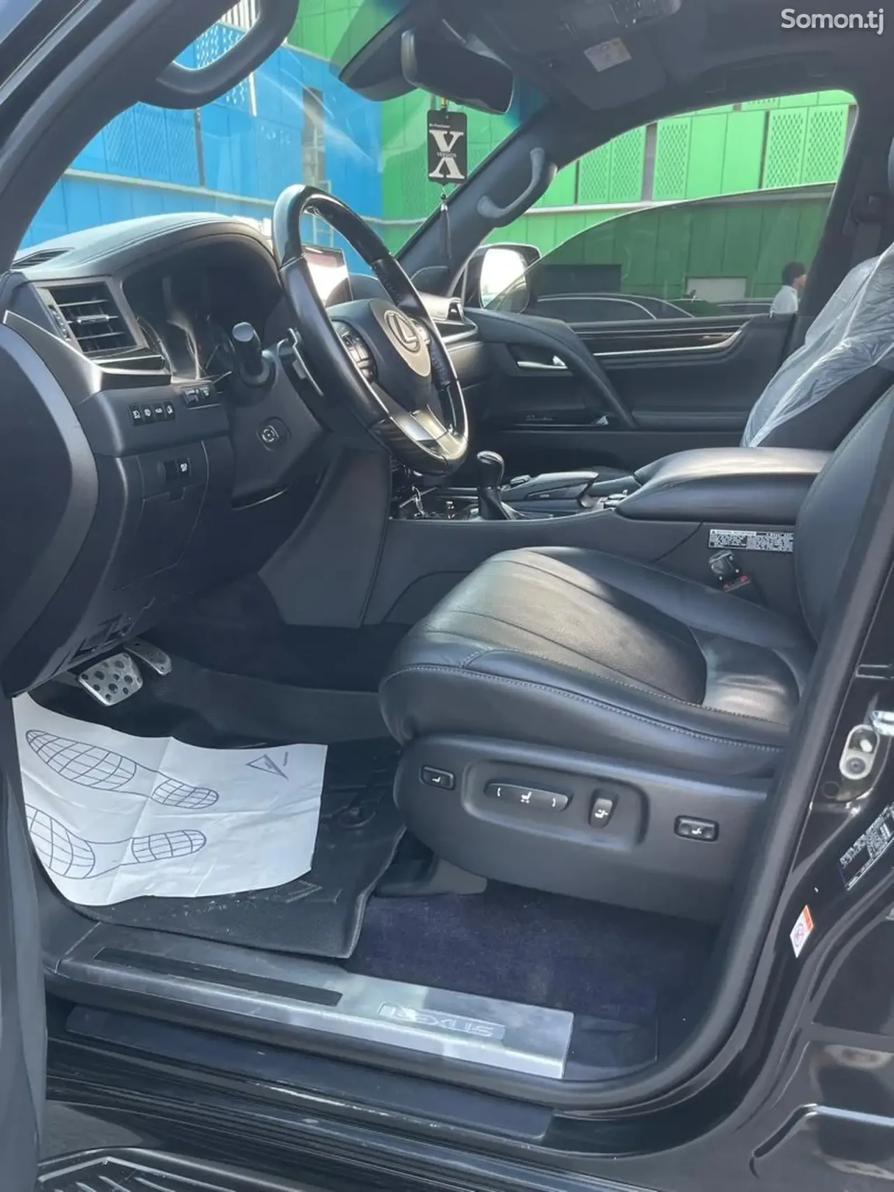 Lexus LX series 2018 · 5.7 AT