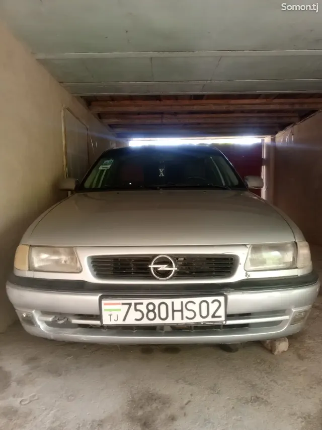 Opel Astra F 1993 · 1.6 MT