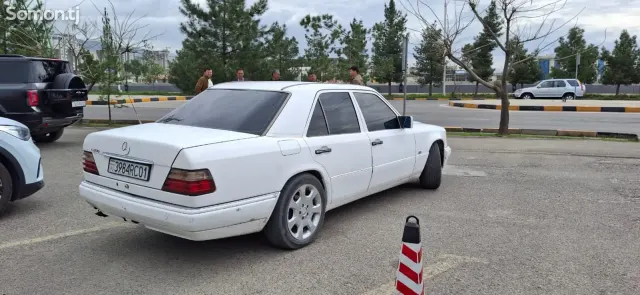 Mercedes-Benz W124 1993 · 2.0 MT