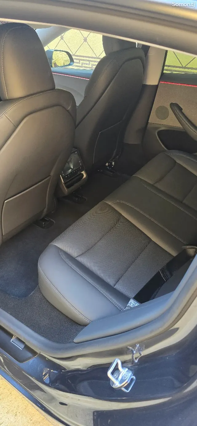 Tesla Model 3 2025 · AT