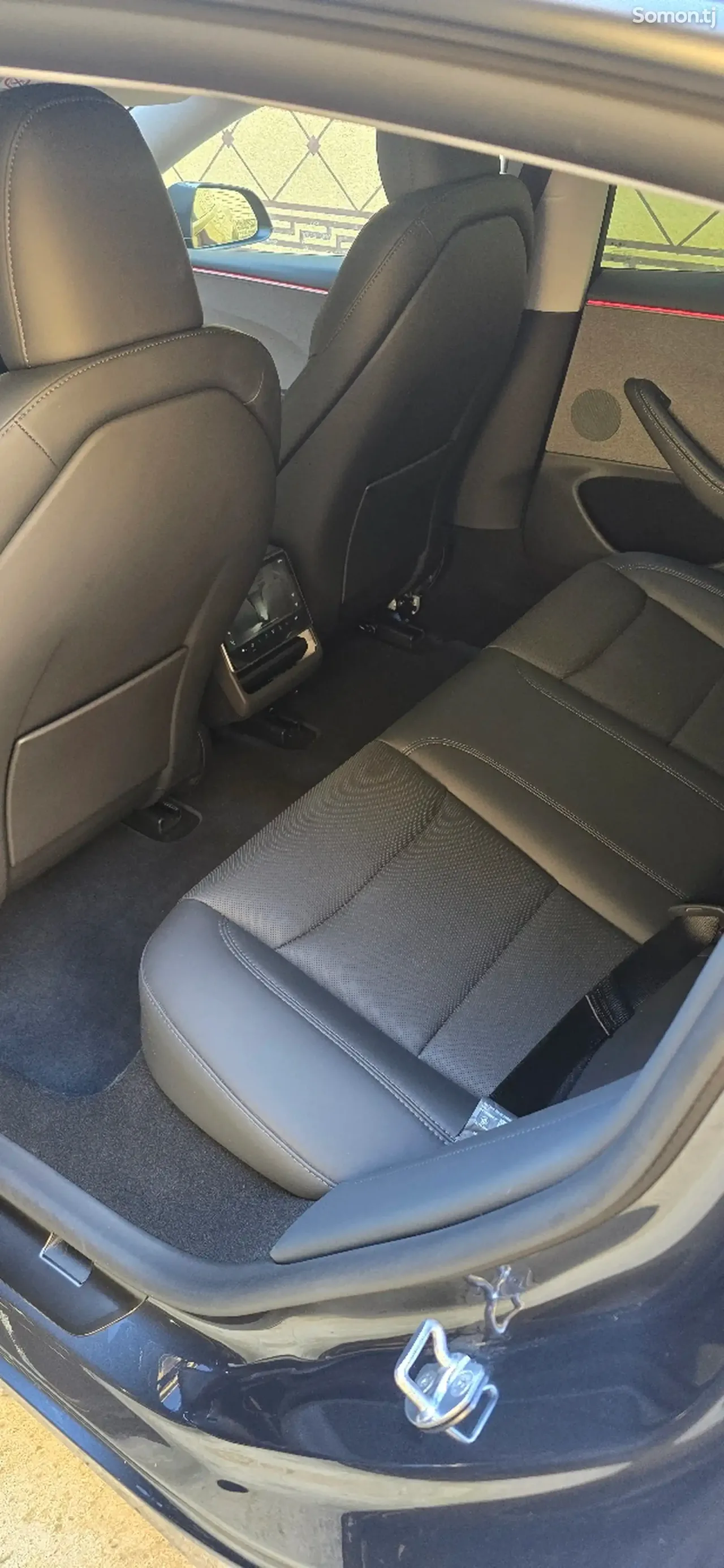 Tesla Model 3 2025 · AT