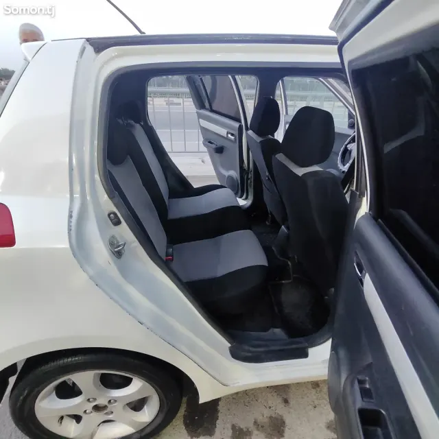 Suzuki Swift 2006 · 1.3 AT