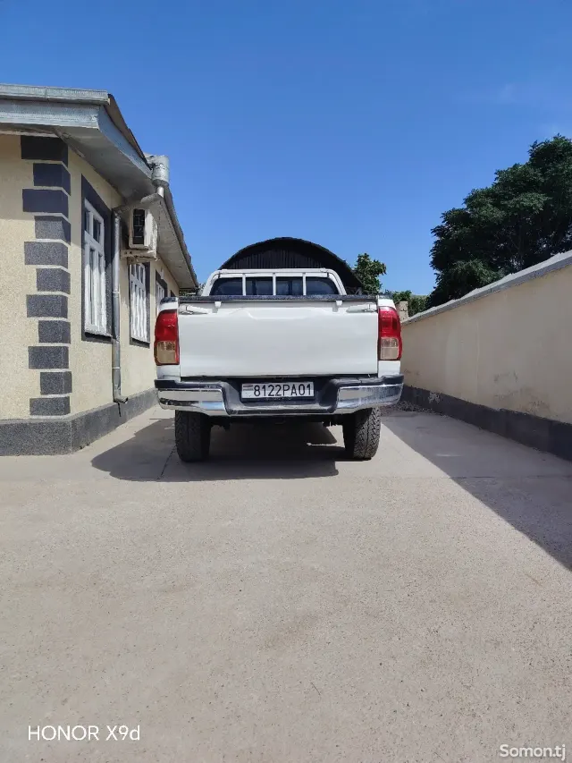 Toyota Hilux 2016 · 2.4 MT