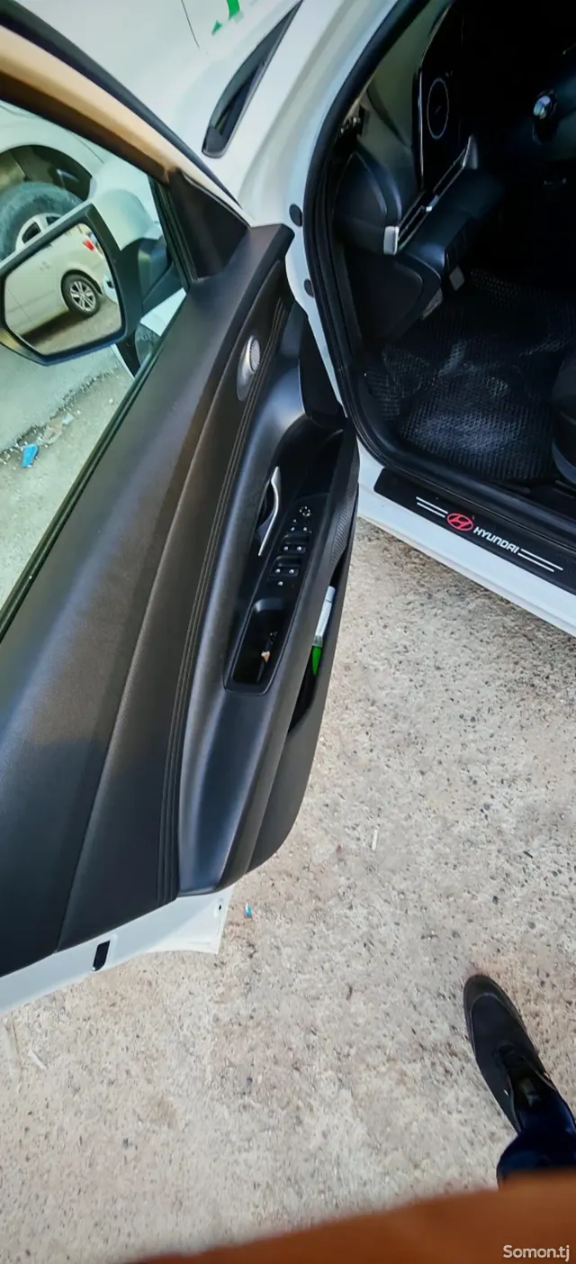 Hyundai Elantra 2023 · 2.0 AT