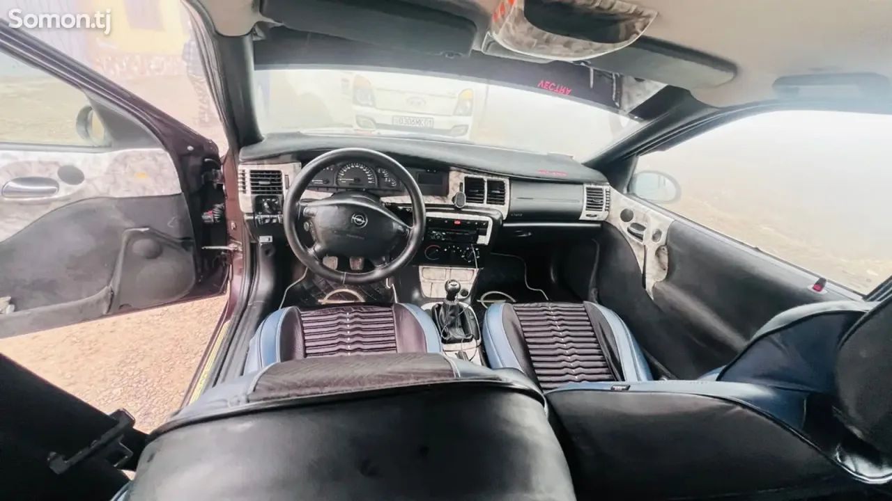 Opel Vectra B 2000 · 1.8 MT