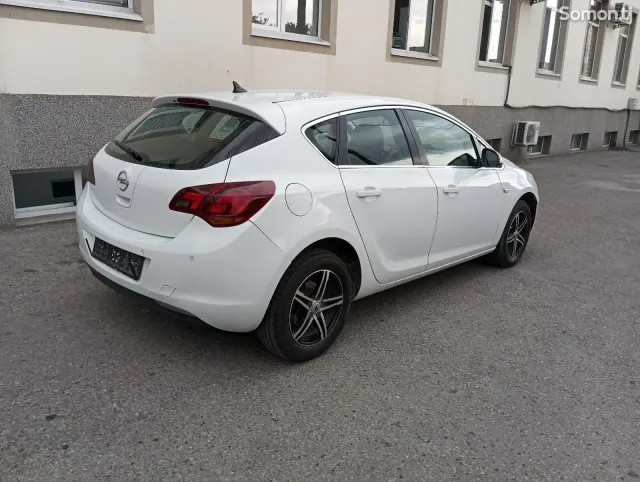Opel Astra J 2011 · AT