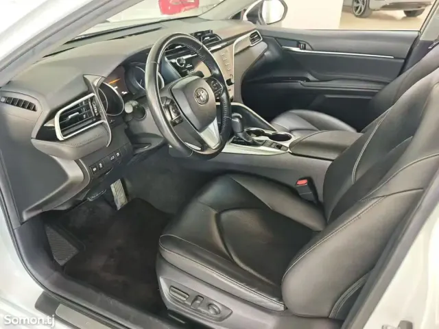 Toyota Camry 2018 · AT