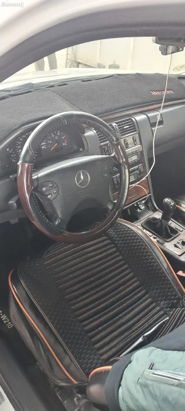 Mercedes-Benz E class 2002 · 2.2 MT