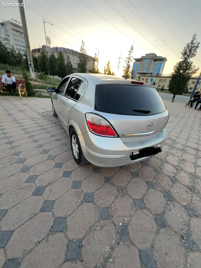 Opel Astra H 2005 · 1.6 MT