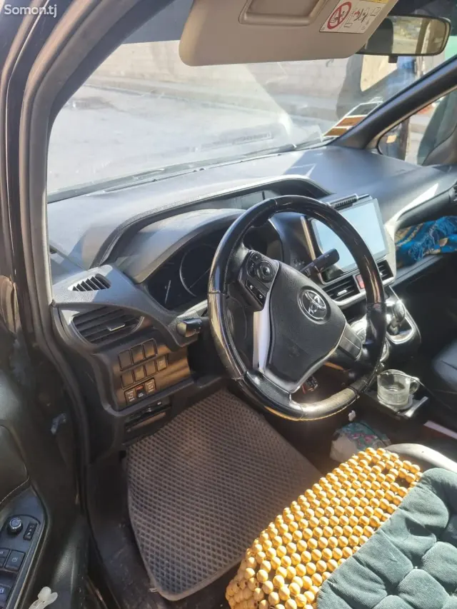 Toyota Voxy 2016 · 2.5 AT