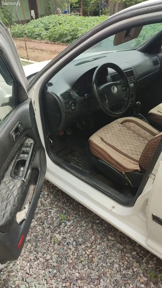 Volkswagen Golf 1997 · 1.6 MT