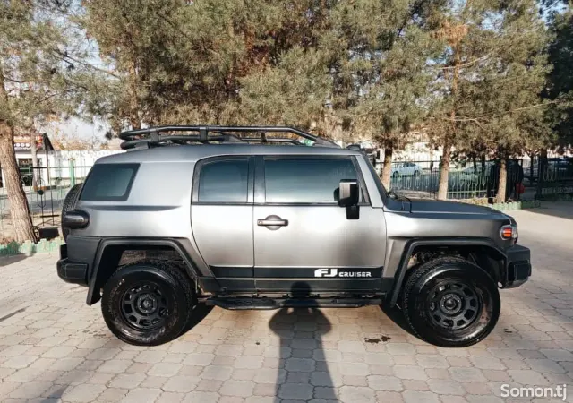 Toyota FJ Cruiser 2013 · 2.0 AT