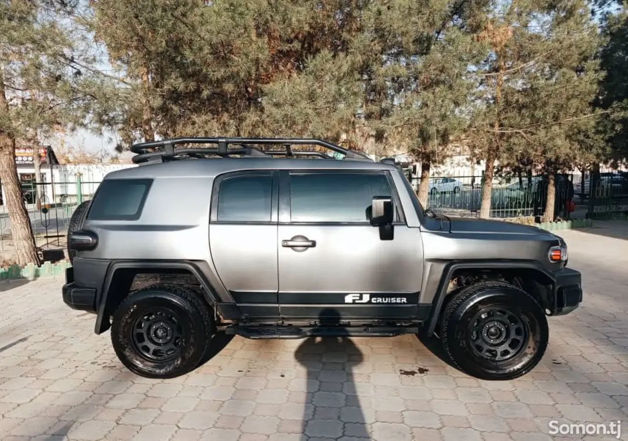 Toyota FJ Cruiser 2013 · 2.0 AT