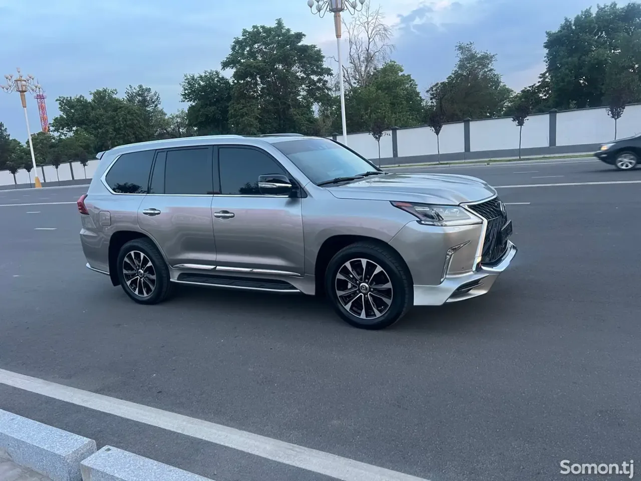 Lexus LX series 2017 · 5.7 AT