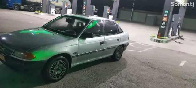 Opel Astra F 1992 · 1.6 MT