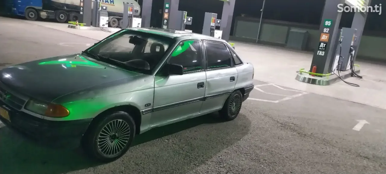 Opel Astra F 1992 · 1.6 MT