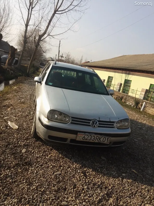 Volkswagen Golf 2002 · 1.6 MT