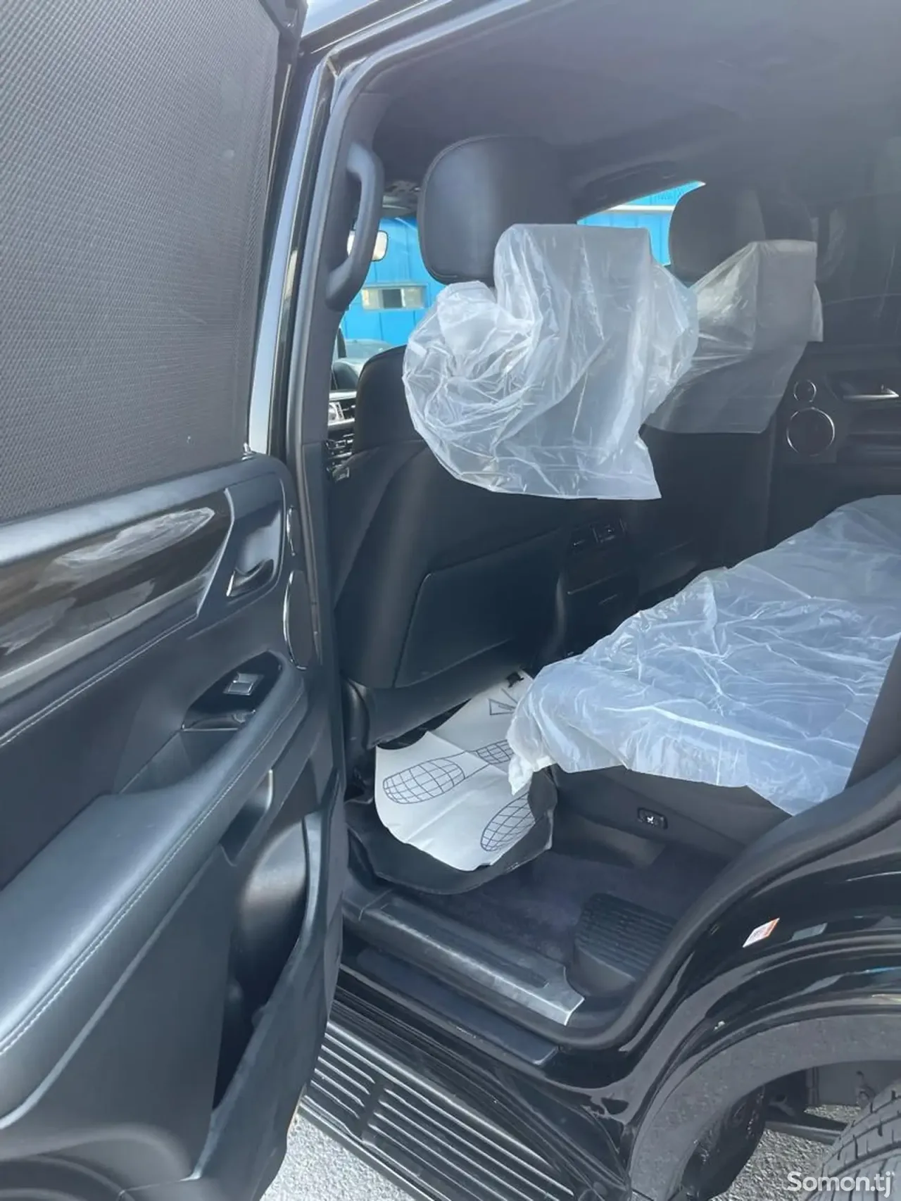 Lexus LX series 2018 · 5.7 AT