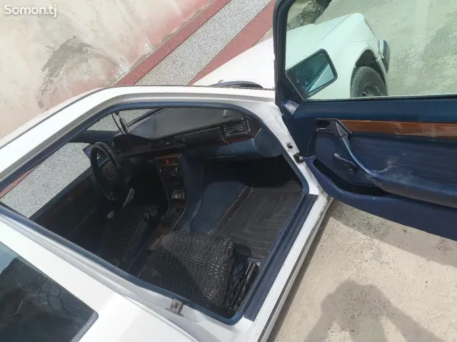 Mercedes-Benz W124 1991 · 2.0 MT