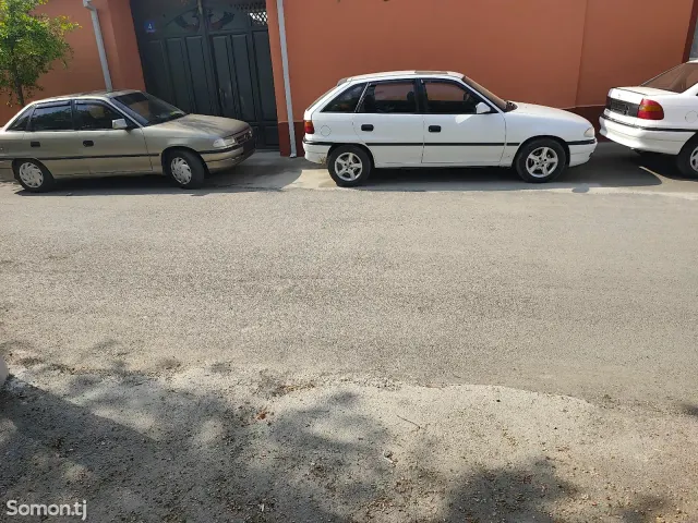 Opel Astra F 1994 · 1.6 MT