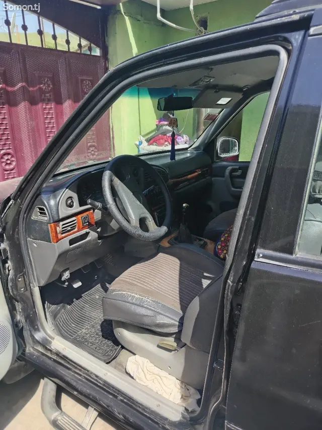 Ssang Yong Musso 1995 · 2.4 MT