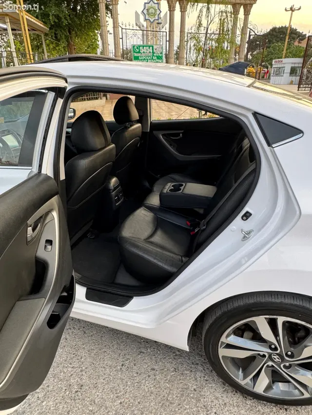 Hyundai Avante 2015 · 1.6 AT