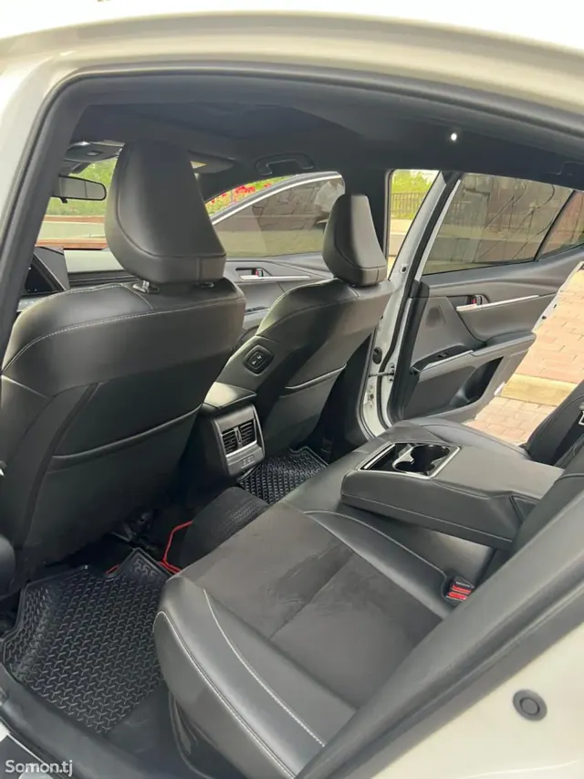 Toyota Camry 2025 · 2.0 AT