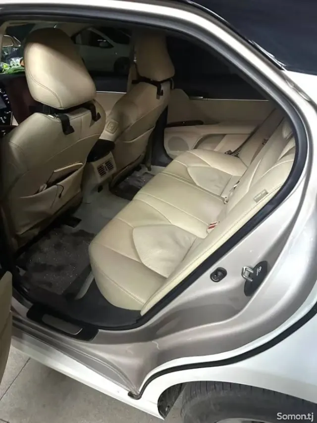 Toyota Camry 2019 · 2.0 AT