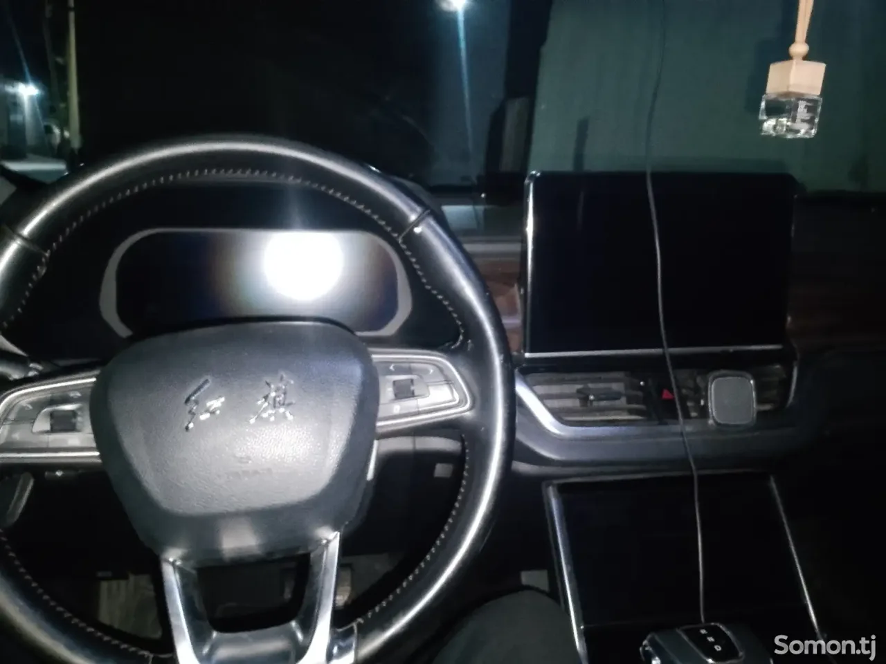 Hongqi E-HS9 2019 · AT