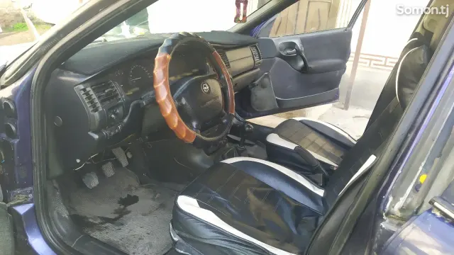 Opel Vectra B 1995 · 1.6 MT