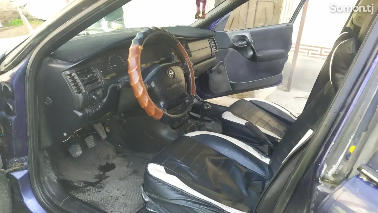Opel Vectra B 1995 · 1.6 MT