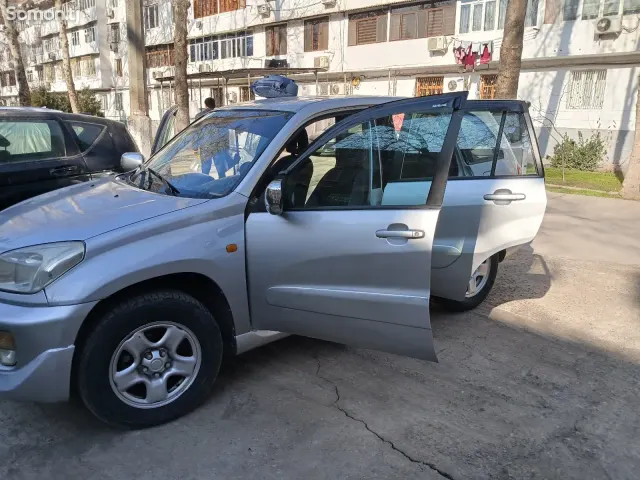 Toyota RAV 4 2005 · 1.8 AT