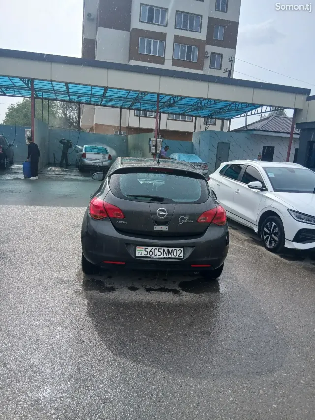 Opel Astra J 2010 · 1.6 MT
